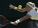 eská tenistka Petra Kvitová se natahuje po míku v utkání 3. kola Wimbledonu.