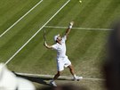 panlský tenista Pablo Andújar podává v utkání 3. kola Wimbledonu proti...