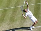 eský tenista Tomá Berdych podává v utkání 3. kola Wimbledonu.