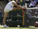 Srbská tenistka Jelena Jankoviová se protahuje v pauze utkání 3. kola...