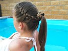 Letní copánkobraní. Upravit dlouhé vlasy na léto pro pobyt u bazénu nebo na...