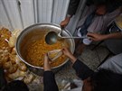 Jementí dobrovolníci pipravují jídlo pro chudé rodiny. (26. ervna 2015)