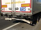 Nehoda dod�vky, jej� �idi� narazil do kamionu, zkomplikovala provoz na R6 u...
