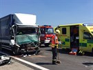 Hradeckou dlnici D11 ve smru na Prahu zastavila nehoda dvou nkladnch aut...