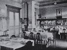 Lákav vypadá na snímku z ticátých let interiér restaurace na hlavním vlakovém...