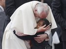 Pape objímá jedno z ekvádorských dtí