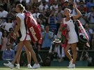 Zklamaná Petra Kvitová (vpravo) se louí s Wimbledonem, ve 3. kole nestaila na...