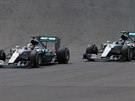 Lewis Hamilton (vlevo) a Nico Rosberg na trati Velké ceny Velké Británie.