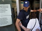 Policista se snaží udržet pořádek před aténskou bankou (1. července 2015)