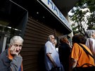 Důchodci ve frontě před aténskou bankou (1. července 2015)