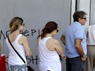 Lidé ekají ve front u bankomatu v centru Atén. (6. ervence 2015)