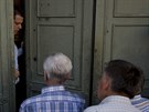 Zamstnanec poboky ecké Národní banky v centru Atén otevírá dvee dchodcm,...