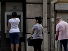 Lidé stojí frontu ped bankomatem v centru Atén. Banky zstavájí zavené. Lidé...