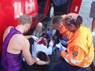 Záchranái oetují mladíkovu otevenou zlomeninu ruky.