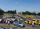 Taxikái se na Strahov chystají na protestní jízdu Prahou.