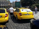 Taxikái protestní jízdou zkomplikovali dopravu na Mánesov most a námstí...