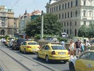 Kolona protestujících taxiká na Mánesov most.