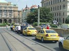 Kolona protestujících taxiká na Mánesov most.