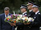 Britský premiér David Cameron uctívá památku 56 obtí, které ped deseti lety...