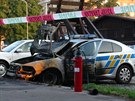 Podpálené policejní auto u sluebny poblí nádraí Praha-Bubny (4. ervence...