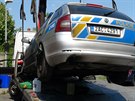 Podpálené policejní auto u sluebny v Praze-Stranicích (1. ervence 2015).