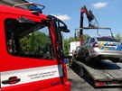 Podpálené policejní auto u sluebny v Praze-Stranicích (1. ervence 2015).