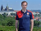 Fotbalový branká Petr ech krátce po pestupu do Arsenalu pózuje v Praze na...