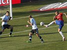 Chilský záloník Vidal pálí na bránu Argentiny ve finále mistrovství Jiní...