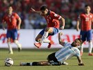 Chilský útoník Alexis Sánchez uniká argentinskému záloníkovi Otamendimu bhem...