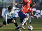 Chilský záloník Vidal (vpravo) bojuje s argentinským útoníkem Lionelem Messi...