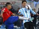 Chilský fotbalista Gary Medel na  argentinského útoníka Lionela Messiho bhem...