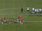 RADOST A SMUTEK. Fotbalisté Chile (v erveném) se radují poté, co v penaltovém...