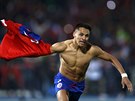 Chilský útoník Alexis Sanchez oslavuje triumf ve finále mistrovství Jiní...
