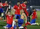 MÁME ZLATO Fotbalisté Chile  Gary Medel (. 17), Angelo Henriquez (. 22) a...
