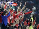 Chilský kapitán Claudio Bravo drí pohár pro mistry Jiní Ameriky oslavuje...