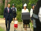 Princ William vede syna George, zatímco jeho ena Kate veze v koárku dceru...