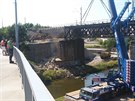 Tká technika bourá první polovinu elezniního mostu u Tínské ulice v Plzni...