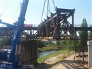 Tká technika bourá první polovinu elezniního mostu u Tínské ulice v Plzni...