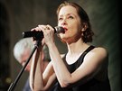 Americká folková zpvaka Suzanne Vega bhem zvukové zkouky ped koncertem v...