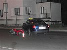 V Karlov�ch Varech nedal �idi� osobn�ho auta p�ednost mal�mu motocyklu.