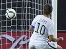 Americká fotbalistka Carli Lloydová z penalty pekonává nmeckou brankáku...