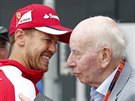 Nkdejí závodník F1 John Surtees hovoí se Sebastianem Vettelem.