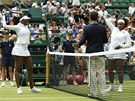 Venus (vlevo) a Serena Williamsovy se protahují před vzájemným soubojem v...