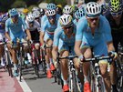 Jezdci ze stáje Astana vetn Vincenza Nibaliho (s trikolorou italského mistra)...