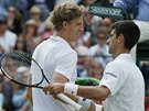 Obhájce titulu Novak Djokovi (vpravo) otoil osmifinále tenisového Wimbledonu...