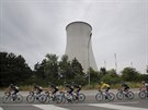 Tour de France vede i kolem belgické jaderné elektrány Tihange. Ve lutém dresu...