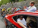Christian Prudhomme, editel Tour de France, si fotí peloton. Ve voze sedí Eddy...