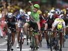 André Greipel (v zeleném) práv projel jako první cílem páté etapy Tour de...