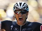 Zdenk tybar slaví vítzství v esté etap Tour de France.
