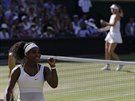 Serena Williamsová slaví postup do finále Wimbledonu, v pozadí poraená Maria...